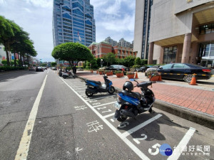 桃園市實施機車停車收費，中壢區公所前增加停車格。