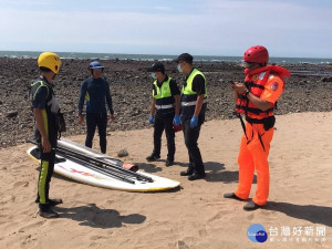 從事風浪板水域遊憩活動，因風浪過大導致飄至外海失蹤的意外事故，消防局接獲報案後，立即趕赴現場搜救，而在下午2時許於沙崙海水浴場尋獲