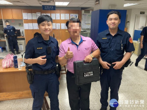 員警沿著監視器畫面前往現場找尋，果然在車底下順利尋回吳男遺失的工具箱