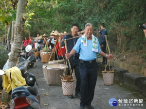 

外埔區一鄉鎮一休閒─阿爸的故鄉，擁有特佳的鮮食葡萄等種植農產、及客家文化等活動，奈何落個無疾而終，區公所刻與農會配合意圖挽回，以增加地方觀光及繁榮。（記者陳榮昌攝）