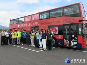 雙層巴士「金包里號」開進北海岸，將各景點串連起來，搭配專業導覽人員隨車深入解說，能讓到訪遊客深入認識北海岸，更戀上北海岸