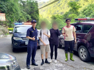 攀登光天高山迷失山區　警消合力救援成功（圖／頭份分局）