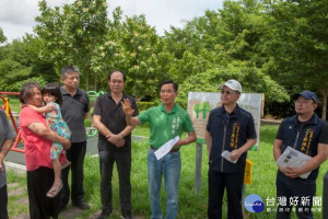 

外埔幸福公園入夜一片漆黑有感陰森森，市議員吳敏濟召集官員、民眾會勘，養工處允諾增加三盞景觀高燈及七盞矮燈提高照明等設施。（記者陳榮昌攝）