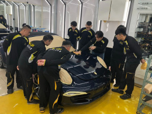 創辦人陳澤時親自指導教學「車酷頂級美車工藝」的獨道工藝。