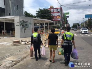 埔心婦人思女心切無力提物，楊梅分局草湳派出所警員伸出援手。