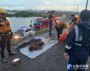 第四岸巡隊金湖安檢所獲報蚶子寮大排出海口北岸發現一具浮屍，海巡人員前往封鎖現場，並通報金湖派出所及口湖消防隊協處，死因仍有待進一步釐清。（記者陳昭宗翻攝）