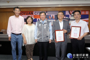 菁鏈公司及勤益科技大學在防疫期間捐贈「全外氣正負壓防疫方舟」，桃園市長鄭文燦頒發感謝狀表達感謝和肯定。