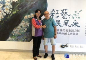 彰化縣文化局長張雀芬（左）與賴文明老師（右）。