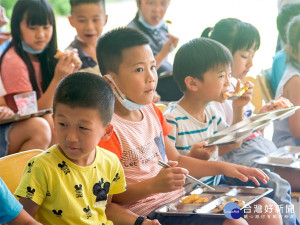 為了彌補受疫情影響而取消的畢業旅行，數位聚落為學校舉辦畢業餐會，讓學童可以留下美好回憶