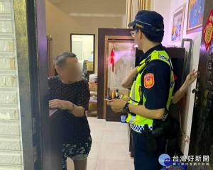 麥寮所獲報民宅前有老婦人迷了路，熱心的員警即刻前往協處，根據地緣關係挨家挨戶探詢，終於找到認識她的鄰居，輾轉聯絡家屬將她安全接回。