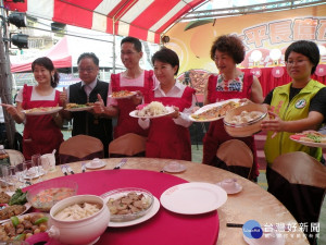 長億夜市澎湃宴，市長和議員上菜。林重鎣攝