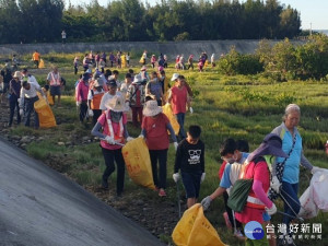 


大安區舉辦「龜殼好漾-清淨家園淨灘活動」，數百民眾、環保志工一上午努力仔細的把沿海岸的垃圾檢拾，回歸自然乾淨的美麗面貌。（記者陳榮昌攝）