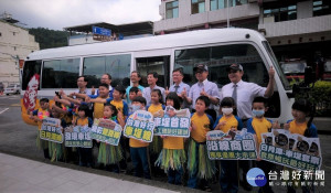 台灣好行車埕線熱鬧開行，參與活動來賓和小朋友們在班車前合照留念。〈記者吳素珍攝〉