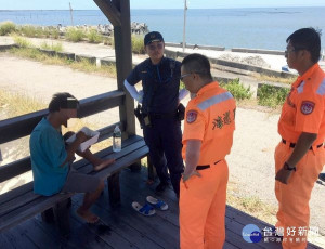 台子港安檢所於海堤發現男子行跡詭異即上前詢問，會同金湖派出所員警核對身份後，確認為已通報30天的失蹤人口，警方通知家屬帶回。