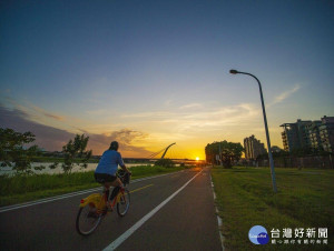 夏日河岸美景　來北市河濱夜騎追風（圖／台北市水利處提供）