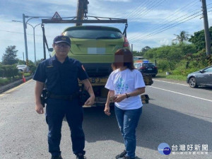 小客車車輪深陷安全島　熱心警協助脫困（圖／枋寮分局）