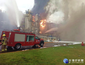 六輕工業區塑化煉二廠發生火警，現場近30輛消防車搶救，燃燒影響面積約2000平方公尺，所幸僅三人輕傷，火勢已控制，籲請鄉親安心。