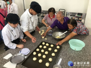 老少共作麵包。林重鎣攝