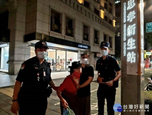 八旬老婦忘了回家路　捷警抽絲剝繭助返家（圖／臺北市政府警察局捷運警察隊提供）