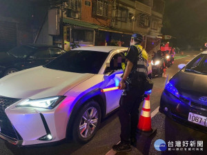 維護治安打擊不法，八德警執行威力掃盪。