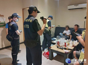 北港警分局持續執行夜間擴大臨檢工作，針對治安恐有危害之地點，結合暑假青春專案執行威力大掃蕩，以達平穩治安及保護青少年目標。