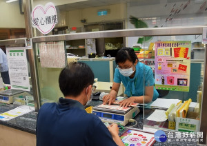 南投縣府說弱勢中低收戶可持健保卡去郵局辦。（縣府提供）