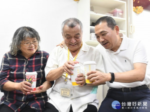侯友宜18日專程前往土城親向獲選模範父親代表的梁忠道醫師祝賀