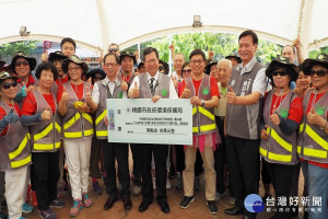 中壢老街溪水環境巡守隊獲環保署評鑑全國優良，桃園鄭文燦頒發10萬元獎勵金肯定。