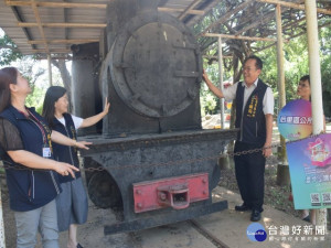 

后里區月眉糖廠把一輛早期蒸汽小火車安置於公園內，常興起老輩人士前往追憶。區長賴同一昨日率領課室主管會勘，研究辦活動挽留遊客欣賞，讓2020台中購物節發揮效異。（記者陳榮昌攝）



