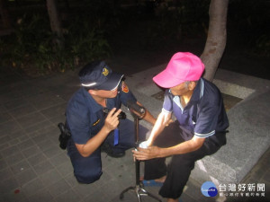 老翁與友出遊走失，警公園發現協助返家。

