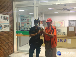 店家拾金不昧　警助返還失物（圖／枋寮分局）