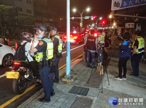 新北市環保局24日晚間再度連線「共同生活圈」北、基、桃三縣市，聯合執行同時段、多點式、跨區域噪音車夜間攔檢作業