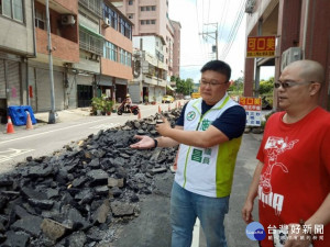 

市議員施志昌爭取大甲水源路至開元路路面不平改善工程，第一階段二十七日展開，八月底可以竣工。（記者陳榮昌攝）