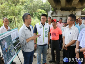 

立法院副院長蔡其昌邀集中央及地方官員及民代會勘外埔區永豐里，爭得四百萬元打造高鐵觀賞步道，讓外埔增加一休閒遊憩亮點。（記者陳榮昌攝）

