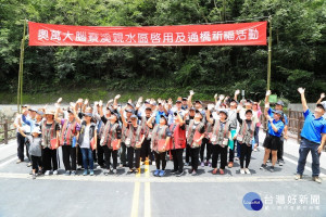 腦寮溪橋通車接受祝福。（南投林管處提供）