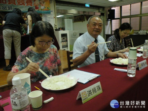 稻米競賽試吃米飯口味作評比。林重鎣攝