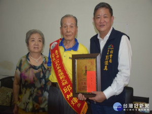 

大甲區體壇老將邱坤煇榮膺模範父親，社會局長彭懷真代表盧市長頒贈「父德楷模」獎牌，並與二十多位地方人士到場祝賀，場面熱鬧溫馨。（記者陳榮昌攝）