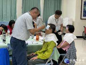 

國軍退除役官兵輔導委員委託弘光科技大學開辦安養機構服務幹部研習班，加強照顧榮民體系，領導落實減約束、減尿布、減臥床的目標。（記者陳榮昌攝）
