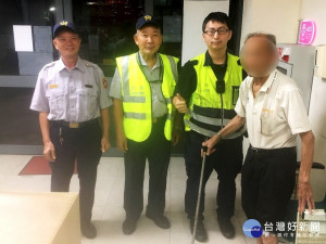 三重警分局大同派出所警員洪名輝、協勤民防人員鄭坤旺及趙泳城等3員日前執行巡邏勤務時，發現失智周翁在街道徘徊，平安護送返回住家 