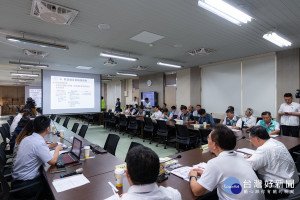 桃園市長鄭文燦視察大園區桃園航空城聯合服務中心。