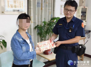 沙崙派出所警員何鈺鵬鍥而不捨經過2天的運用各項協尋技巧，終將振興三倍劵送回女子手中 