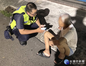 失智老翁路倒　暖警協助返家（圖／潮州分局）