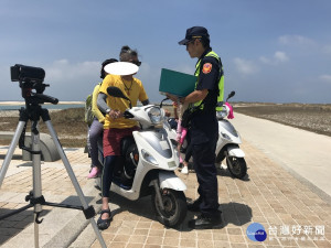 確保友善交通環境　澎警加強離島違規取締（圖／白沙分局提供）