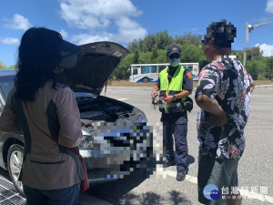 民眾車輛故障　澎警「即時送電」協助脫困（圖／白沙分局提供）