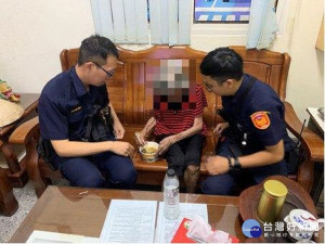 老嫗外出迷途　熱心警護送返家（圖／竹南分局）