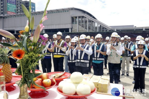 捷運綠線G07（桃園站）進行連續壁工程動工第一刀，桃園市長鄭文燦主持動工典禮時上香祈工程順利平安。