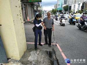 失智老翁晨運搭車迷途，員警發現協助返家。