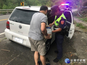 車子油箱見底拋錨　熱心警伸援手（圖／枋寮分局）