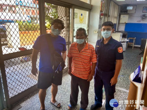 老翁乘車懷舊之旅迷路　暖警協助返家（圖／里港分局）