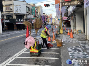 遊客增花蓮市垃圾爆量　清潔隊員忙翻天